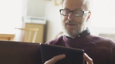 Mann mit Tablet