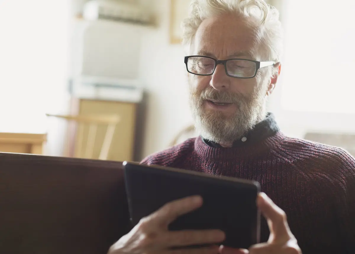 Mann mit Tablet