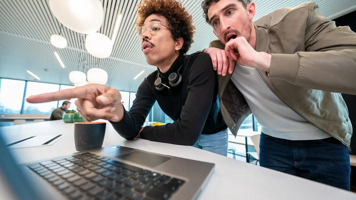 Deux hommes qui regardent un ordinateur