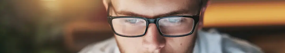 Ethical Hacking Un homme regarde un écran d'ordinateur