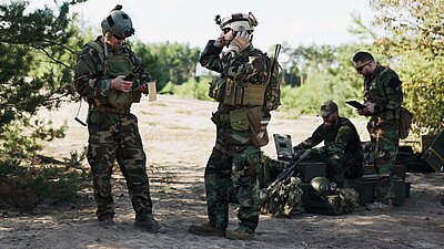 Des officiers de l'armée