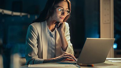 Une femme en train de travailler sur un ordinateur portable