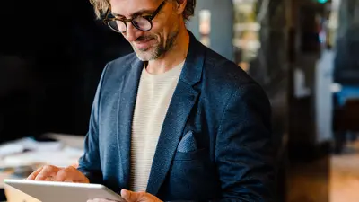Mand taster på tablet