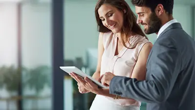 2 people looking at a screen