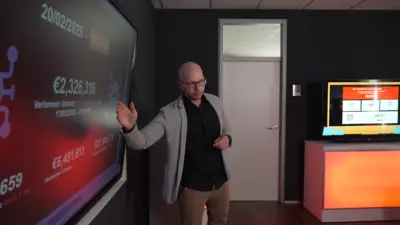 Person präsentiert vor einen großen Bildschirm