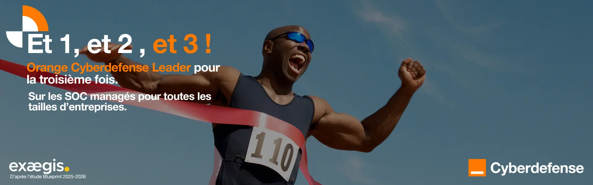 Un coureur franchit la ligne d'arrivée