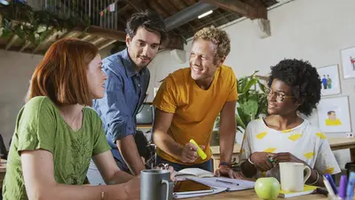 Junge Menschen arbeiten zusammen