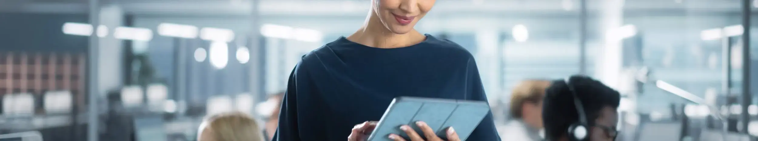 Une femme debout qui utilise une tablette