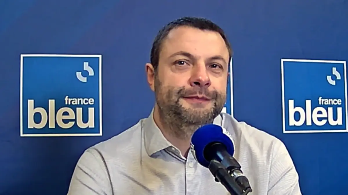 Un homme réalisant une interview pour France bleu