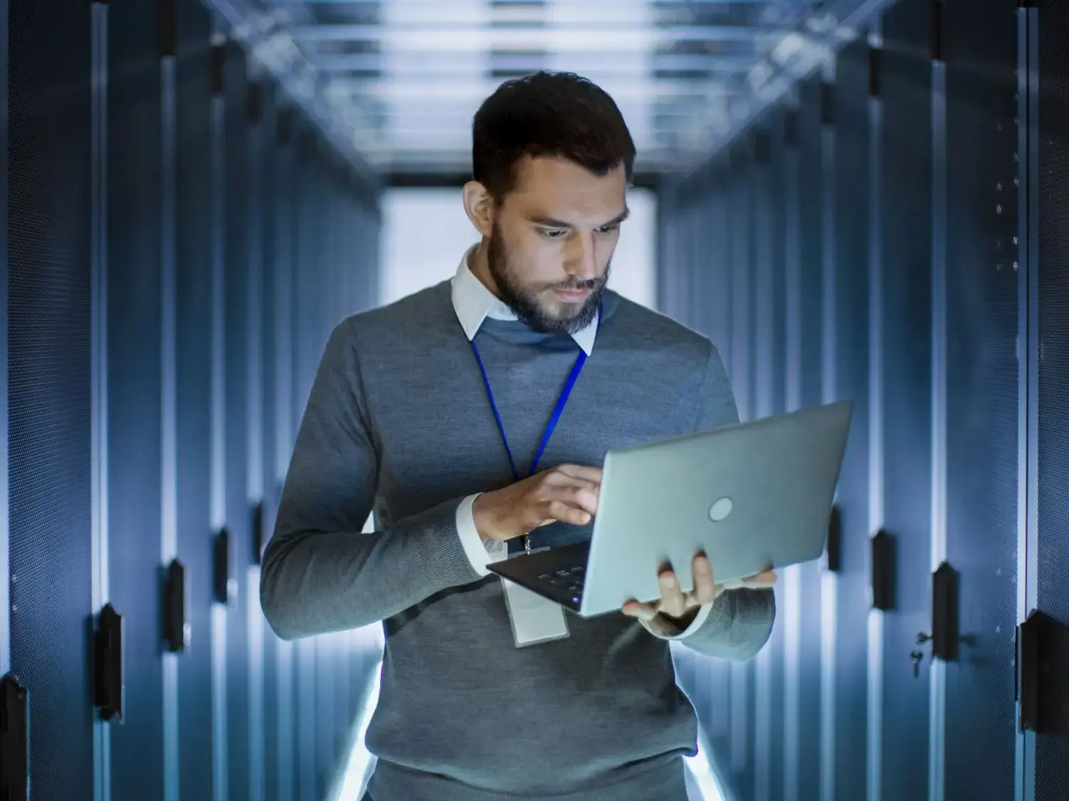 Un expert de la cybersécurité avec un ordinateur dans un data center