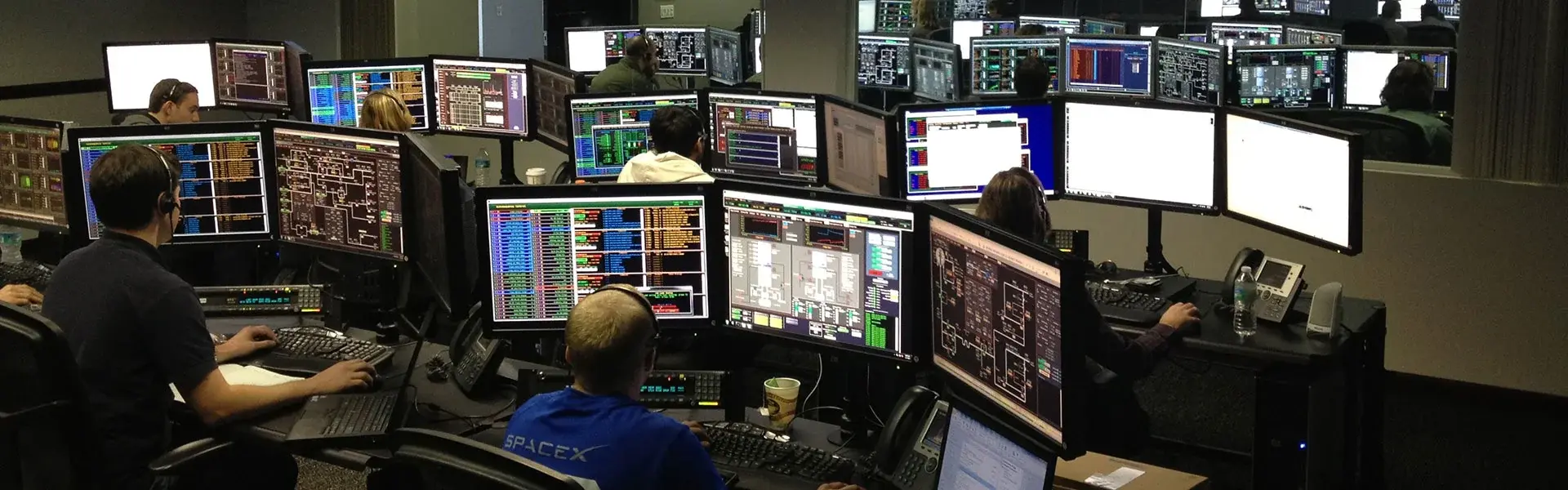 Cybersecuirty-Experten arbeiten im Security Operations Center