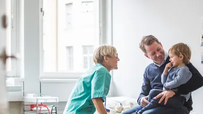 Läkare med pappa och barn