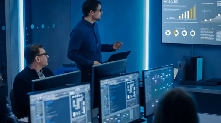 des experts de la cybersécurité dans un data center