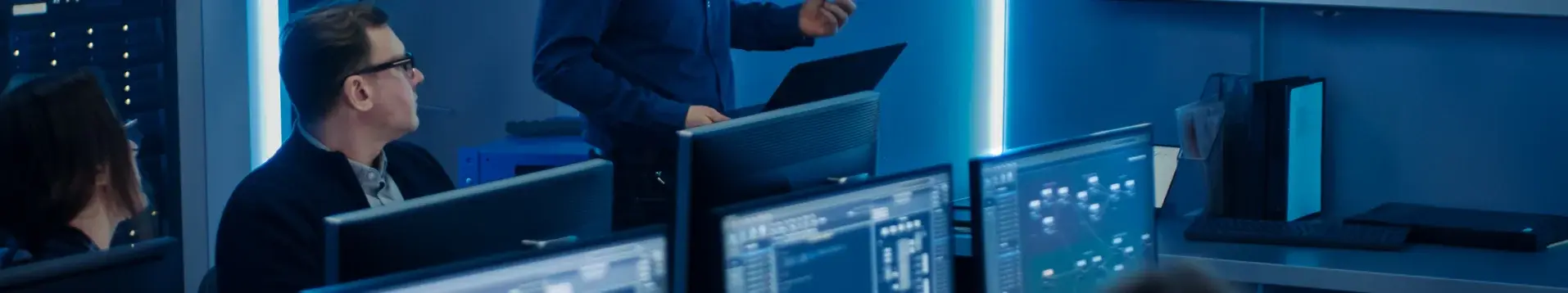 des experts de la cybersécurité dans un data center