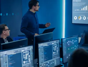 des experts de la cybersécurité dans un data center