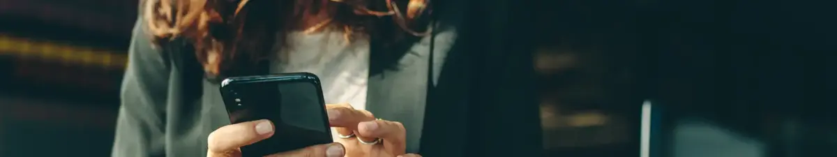 Un professionnel sur son mobile