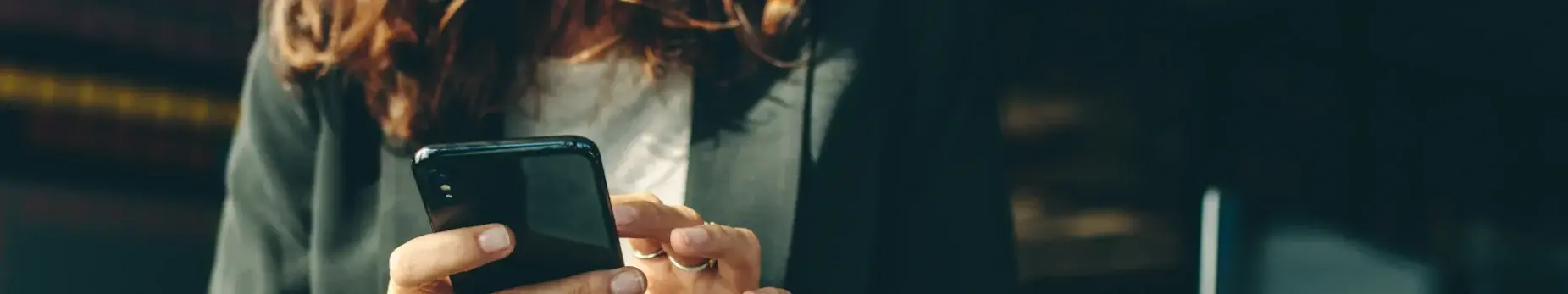 Un professionnel sur son mobile