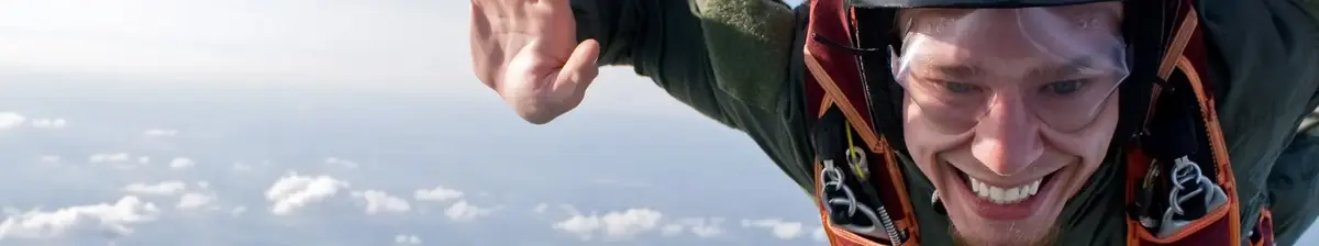 femme sautant d'un parachute