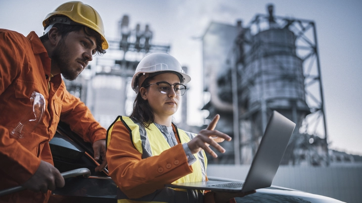 Afbeelding mensen met laptop bij OT powerplant