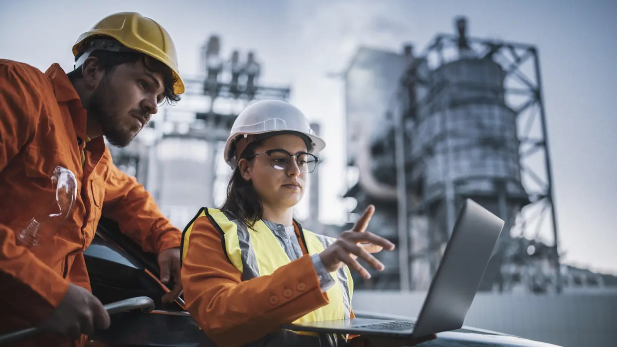 Afbeelding mensen met laptop bij OT powerplant