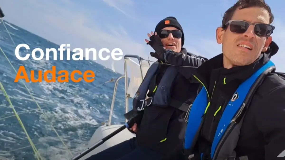 Deux hommes sur un bateau