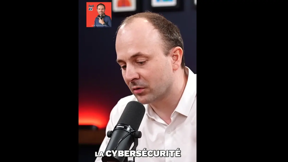 Image d'un homme qui parle dans un micro