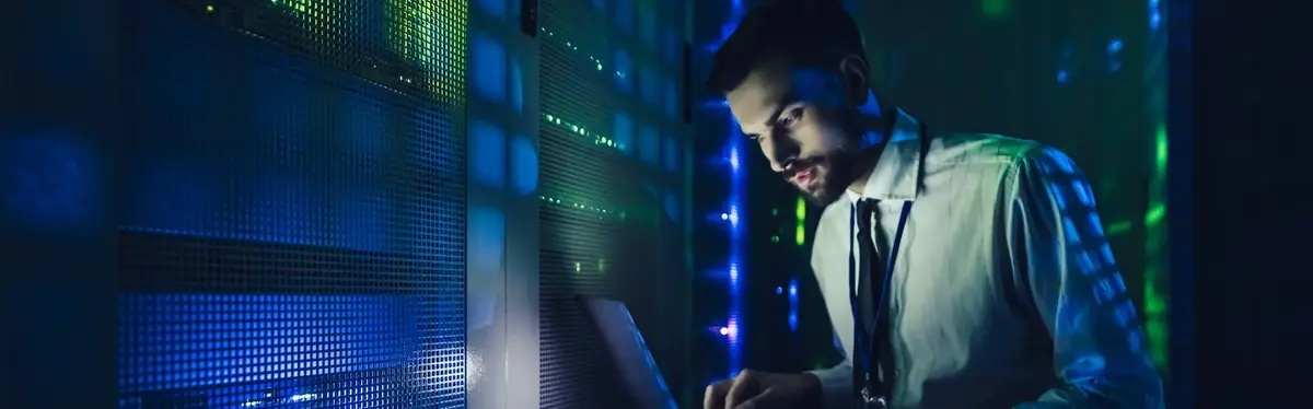 homme dans un data center