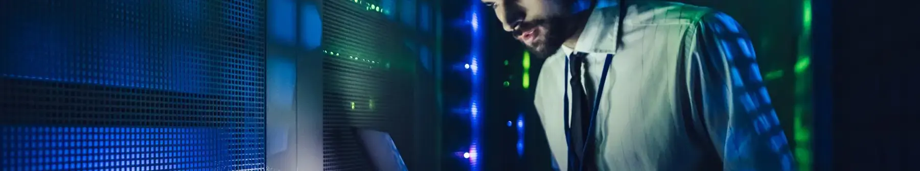 homme dans un data center