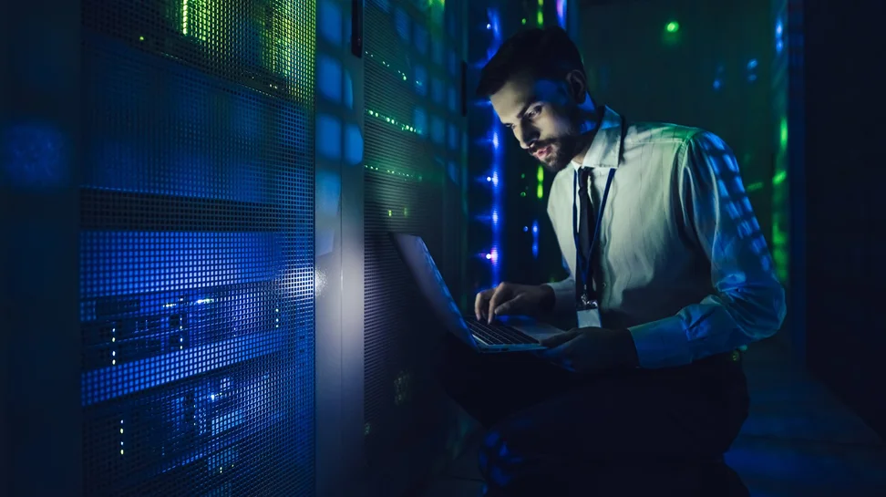 homme dans un data center