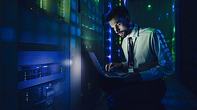 homme dans un data center