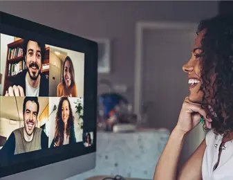 Une femme en visioconférence depuis son ordinateur