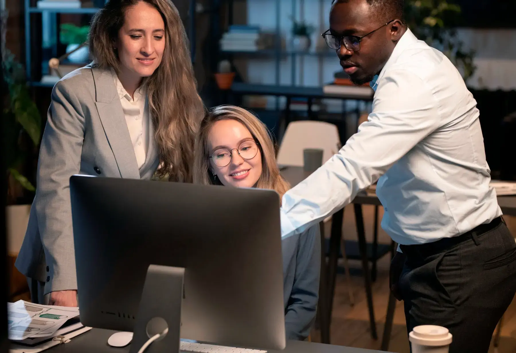 Une équipe devant un poste de travail