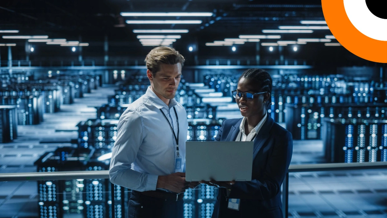 Un homme et une femme travaillant côte à côte au sein d'un environnement technologique de pointe. 