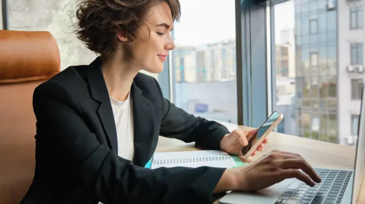 jeune femme travaillant sur internet