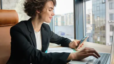jeune femme travaillant sur internet