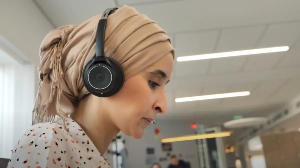 Une femme avec un casque