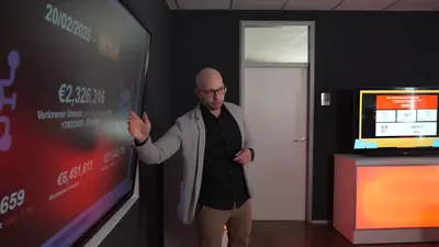 Ein Mann präsentiert vor einen großen Bildschirm im Cyber Experience Center