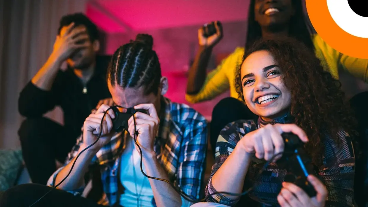 Jeunes gens jouent à des jeux vidéos