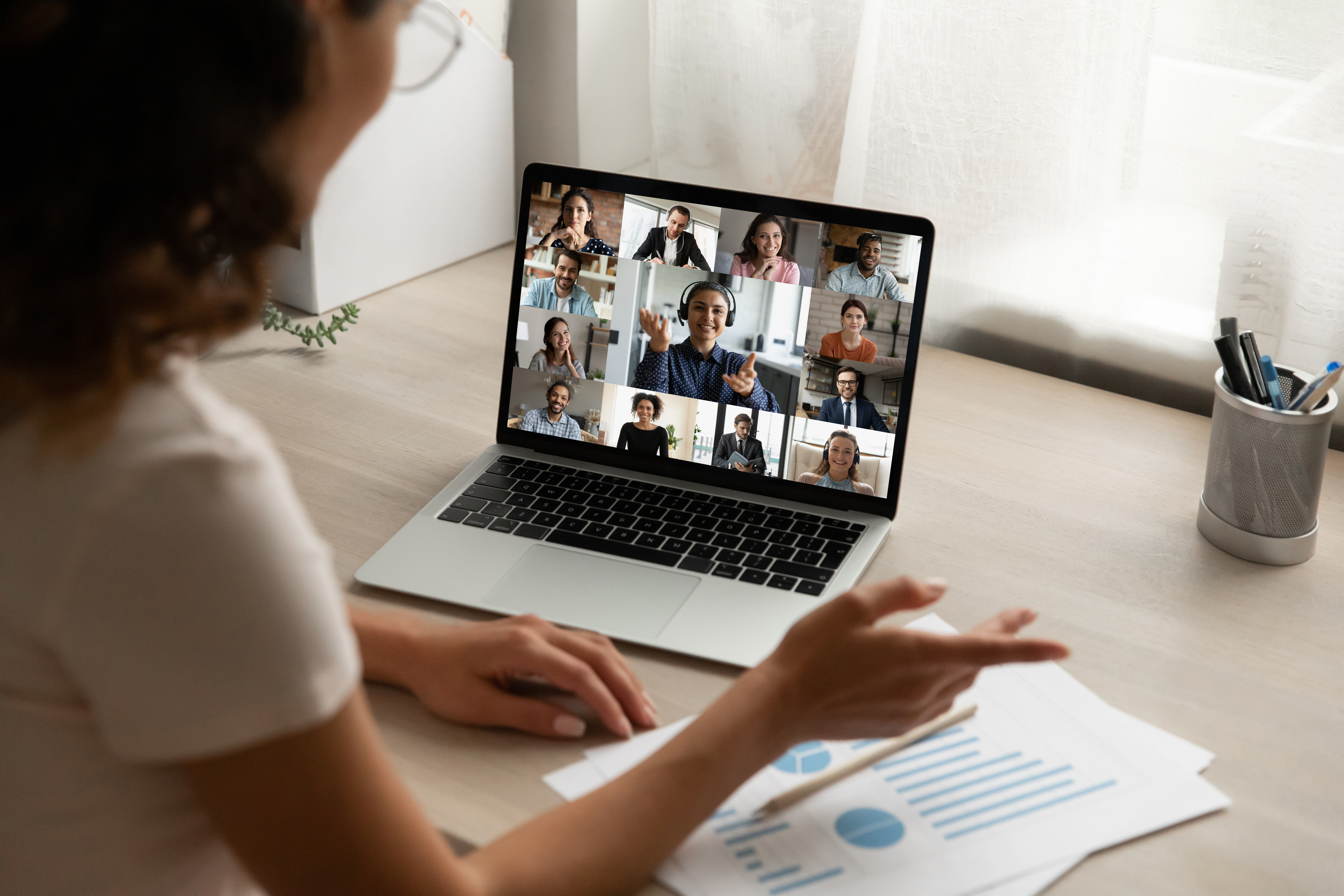 Une femme en visio sur son ordinateur portable