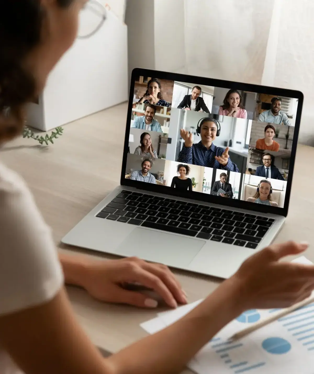 Une femme en visio sur son ordinateur portable