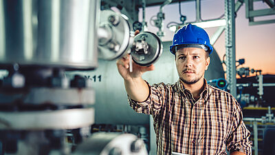 Mann mit Tablet beim arbeiten an Machine