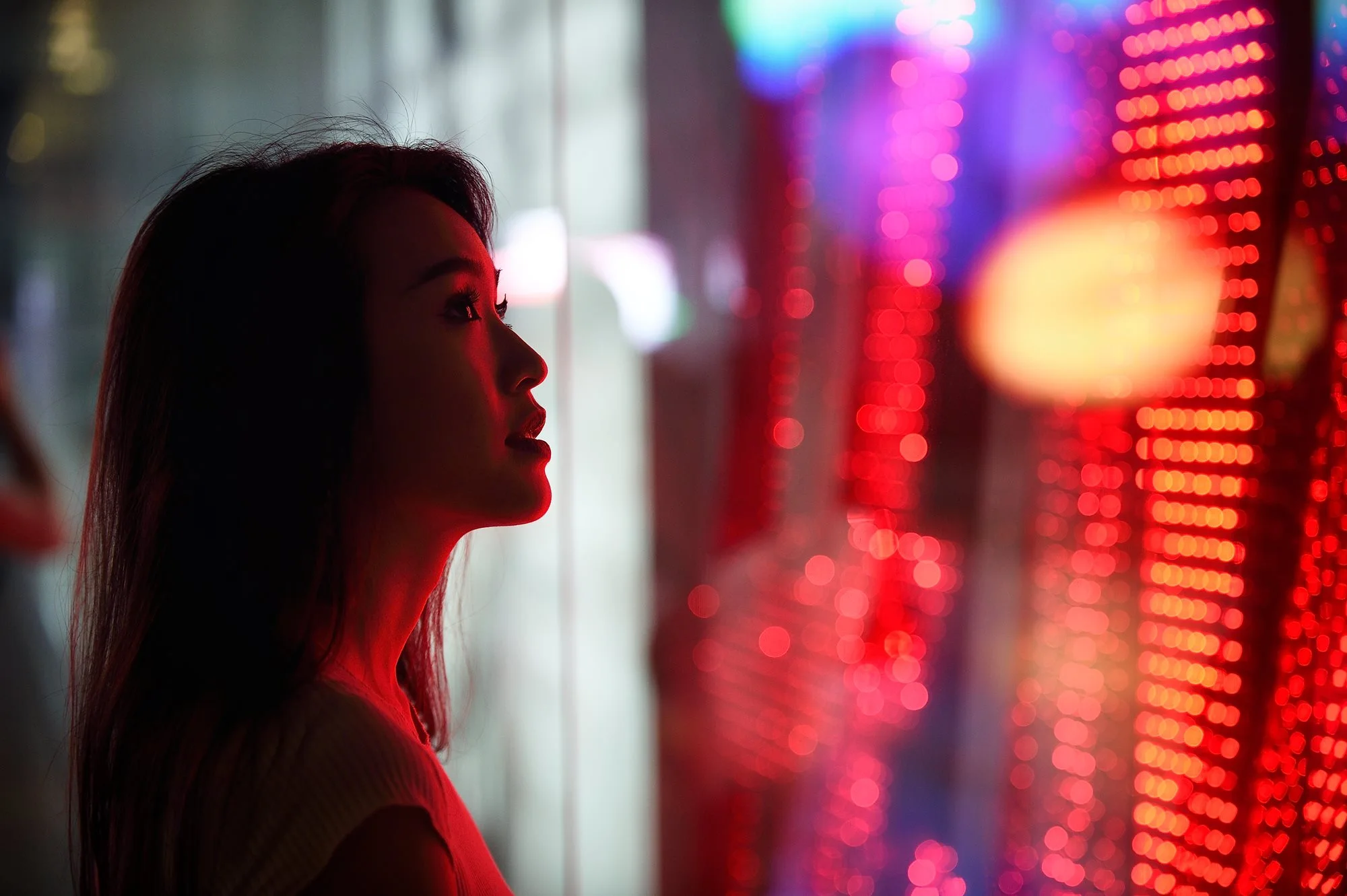 Woman in front of bis red screen