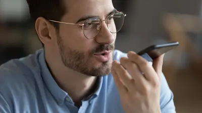 Man pratar i mobil