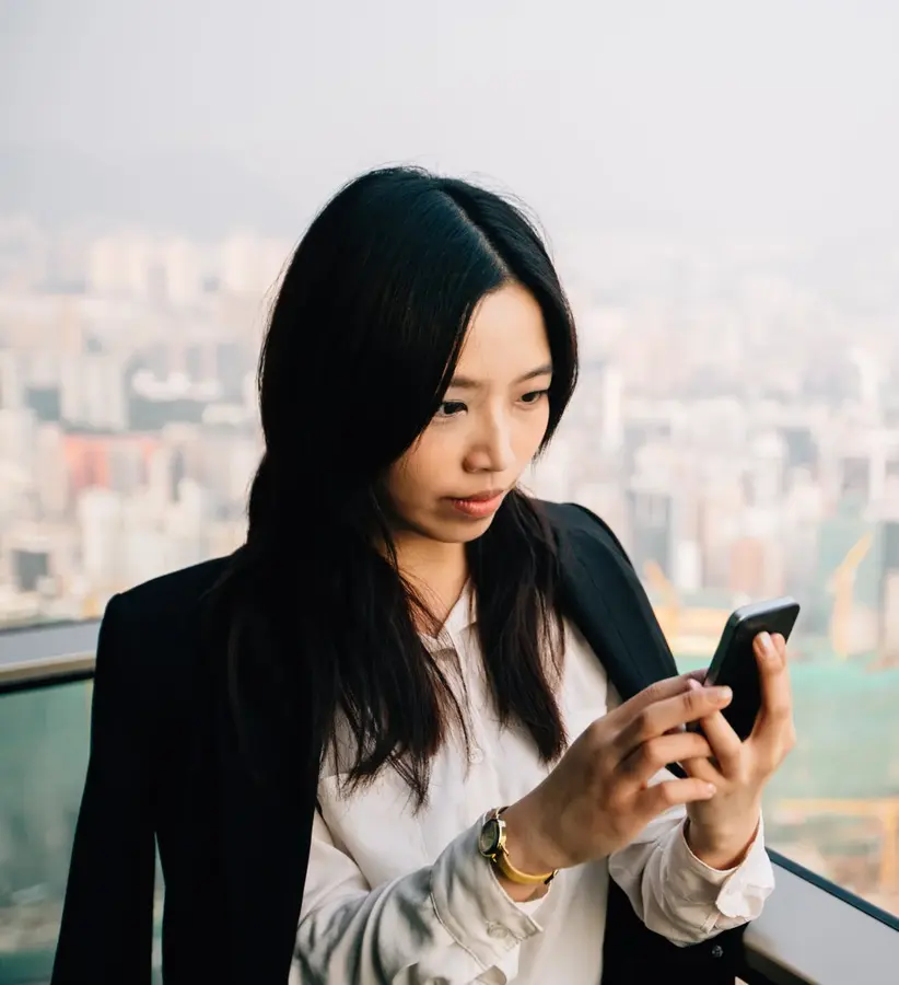 femme regardant son téléphone 
