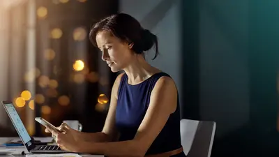 femme devant un ordinateur