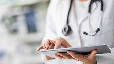 Un medecin consulte un tablette
