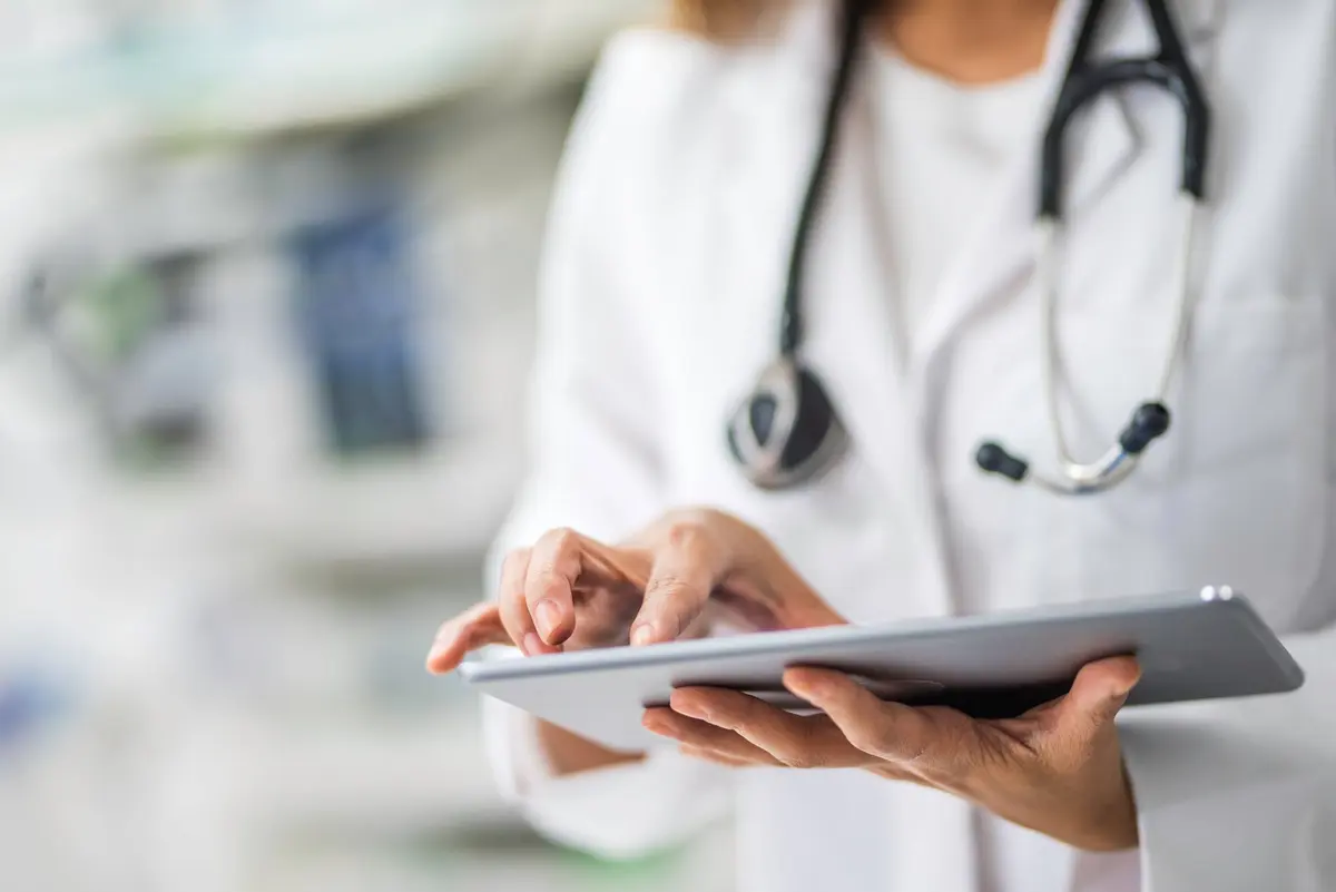 Un medecin consulte un tablette