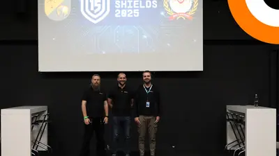 Trois professionnels de la société Orange Cyberdefense se tenant côte à côte pendant un événement organisé par l'OTAN. 