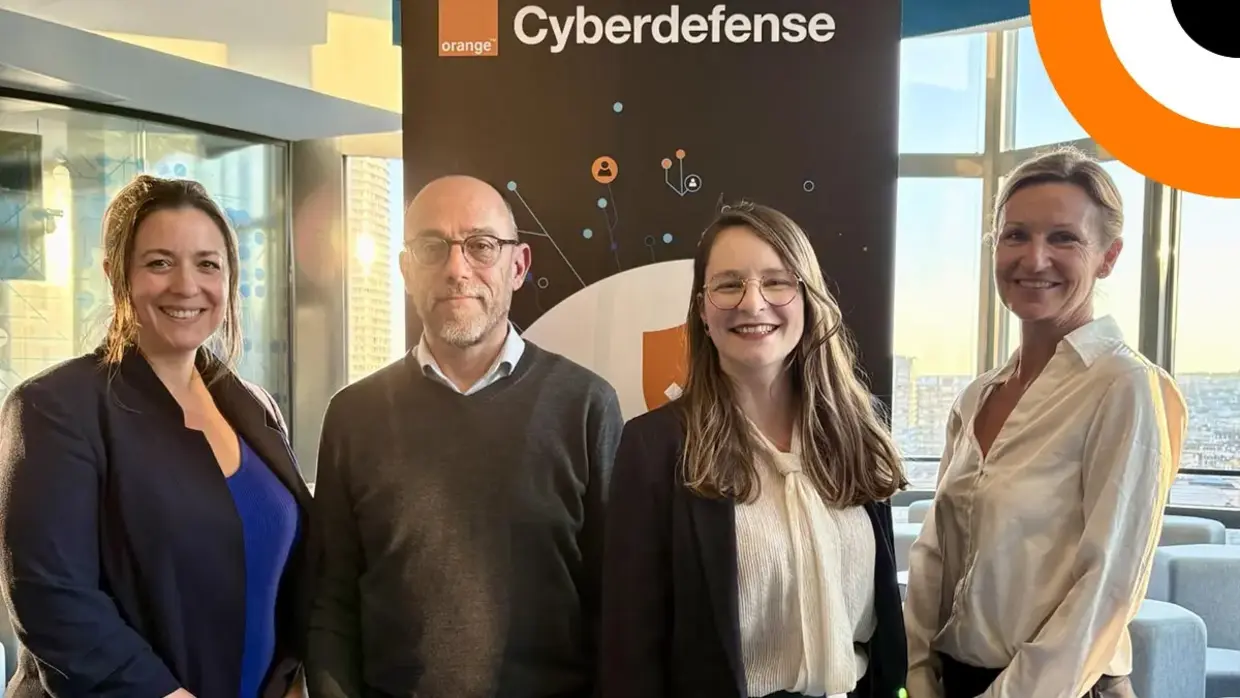 Anouk Schmitt, Marc Tolub et Julie Carrier d'Orange Cyberdefense entourent Leslie Fornero, animatrice d'une série de podcasts dédiée à la Défense