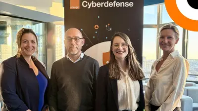 Anouk Schmitt, Marc Tolub et Julie Carrier d'Orange Cyberdefense entourent Leslie Fornero, animatrice d'une série de podcasts dédiée à la Défense